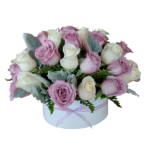 Arreglo floral sencillo de rosas y follaje