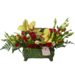 Pequeño arreglo con orquideas y mini rosas