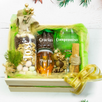 Caja de madera navideña con dulces